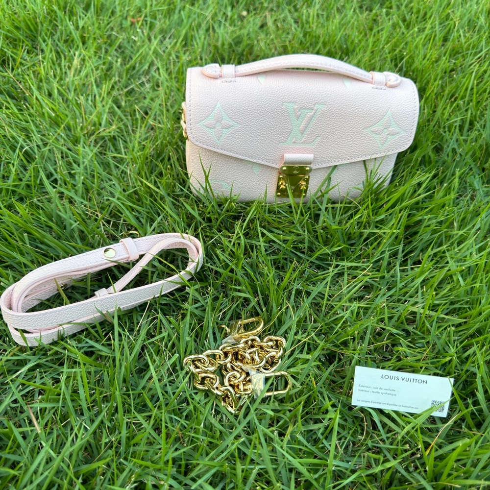 ✨SOLD ✨Louis Vuitton Pochette Métis East West Pink Quartz 💗💗
